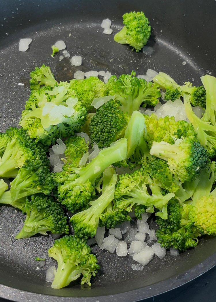 saltear verduras para arroz con pollo y brocoli