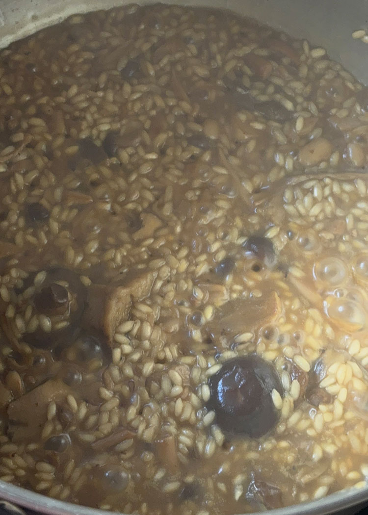 incorporar caldo para risotto de hongos y parmesano