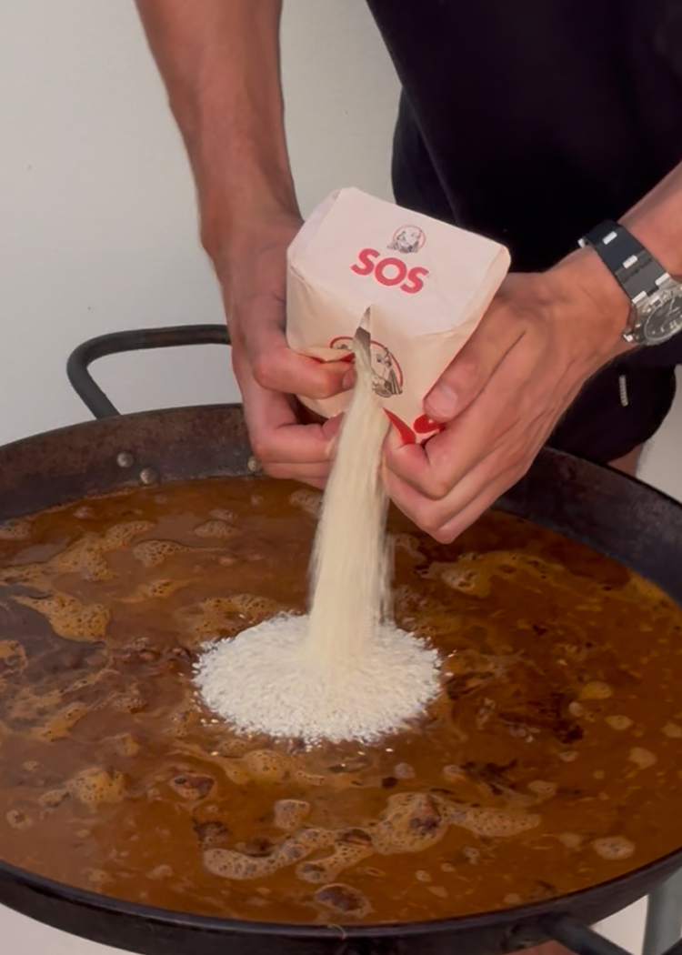 agregar arroz y caldo para arroz marinero