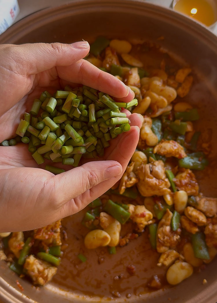 incorporar verduras para paella de pollo 