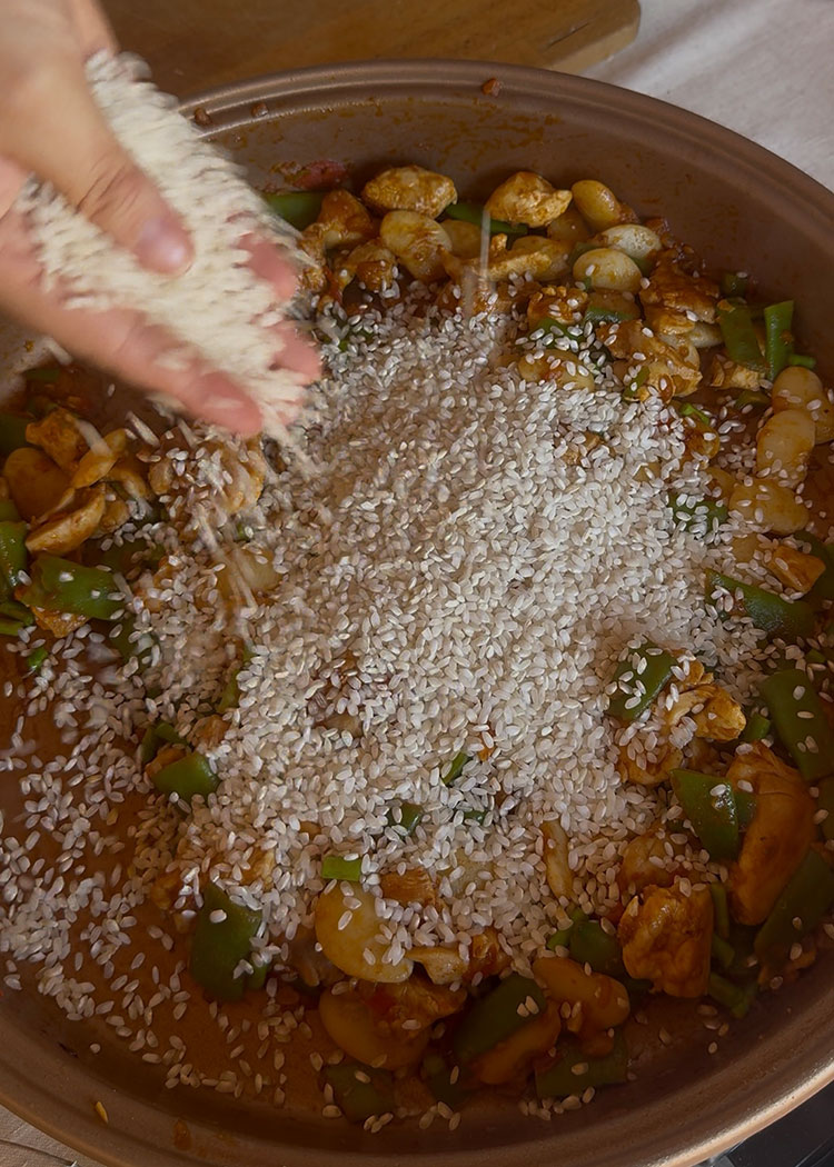 incorporar arroz para paella de pollo 