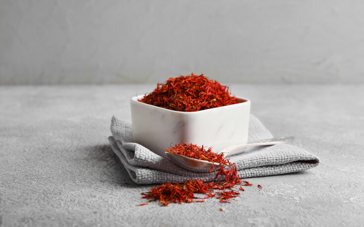 Descubre cómo preparar una infusión de azafrán para realzar el sabor de tus platos