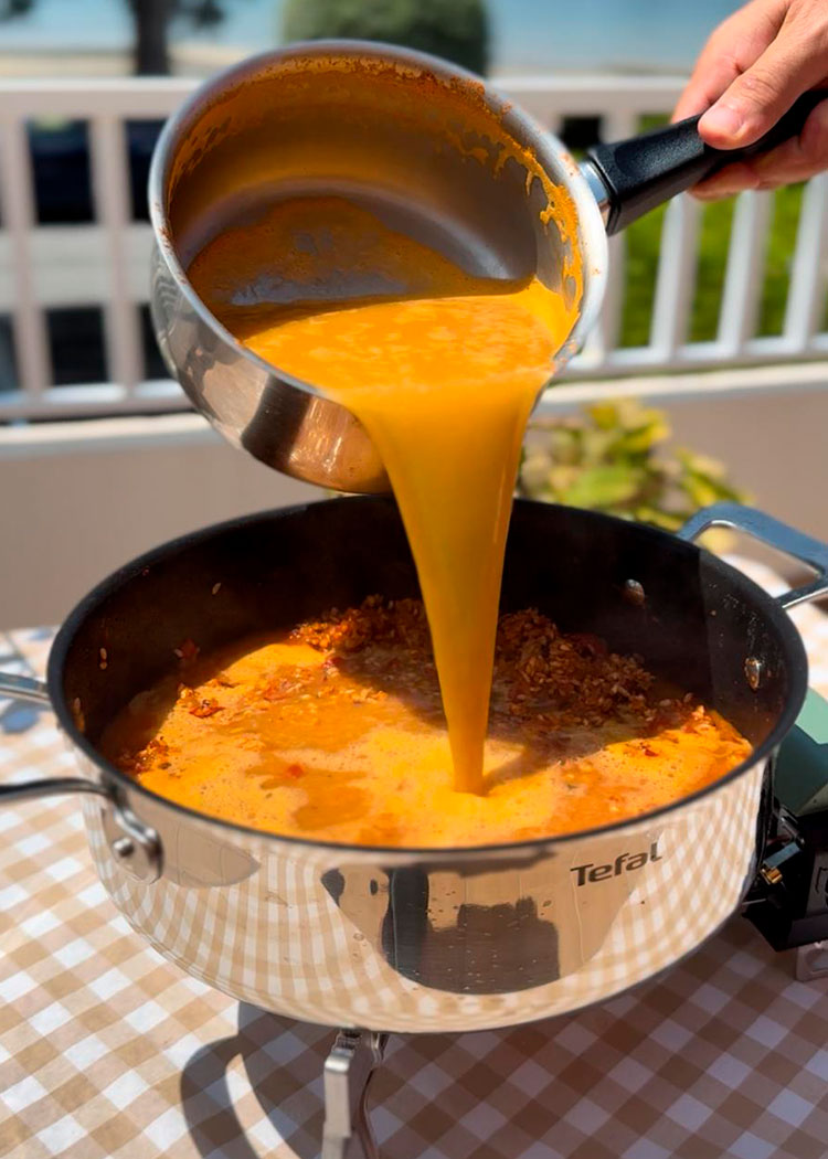 agrega el fumet para arroz caldoso con bogavante