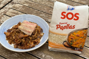 imagen receta Paella de secreto ibérico con setas y ajos tiernos, un plato irresistible para sorprender a tus invitados