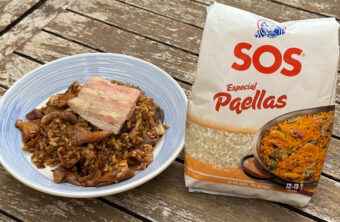 paella de secreto, setas y ajos tiernos