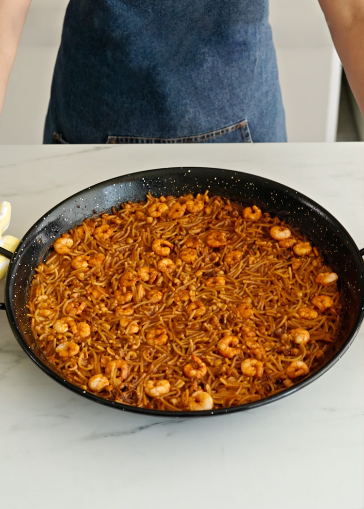 presentación fideuá con calamares y gambas