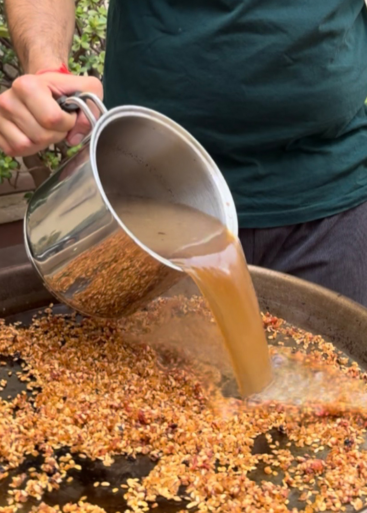 caldo para paella de secreto, setas y ajos tiernos
