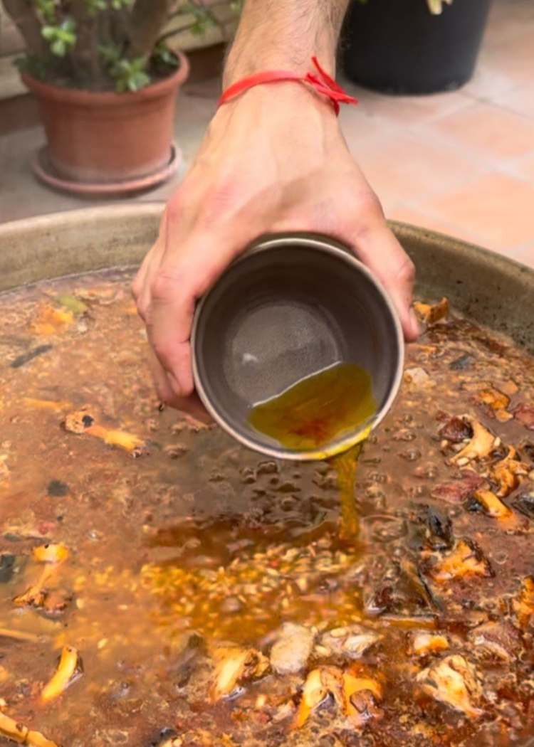 azafrán para paella de secreto, setas y ajos tiernos