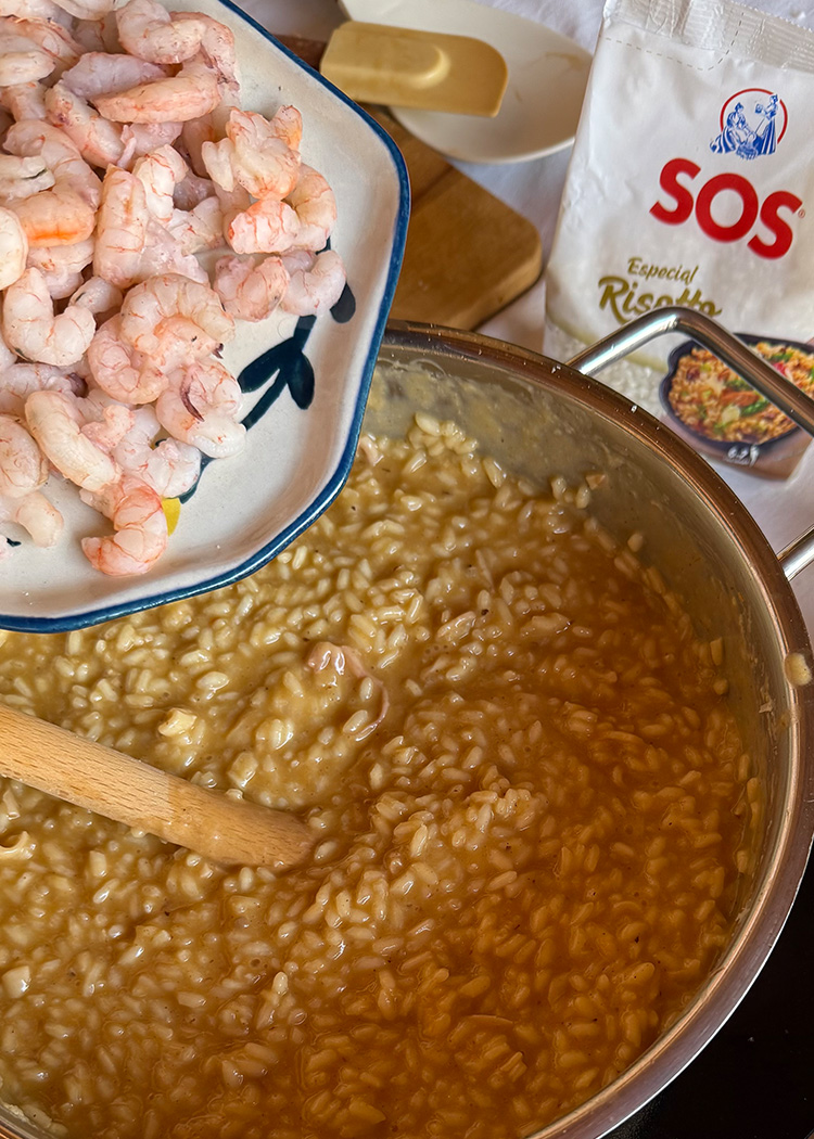 Incorpora las gambas para risotto de gambas y calamares