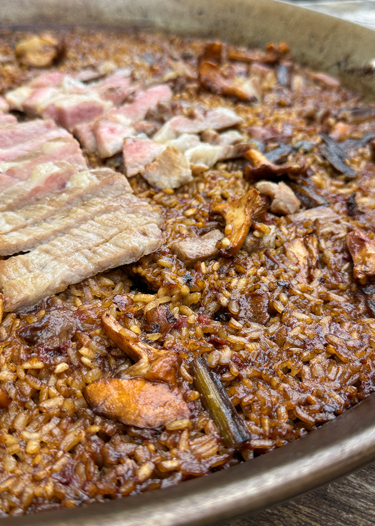 socarrat para paella de secreto, setas y ajos tiernos