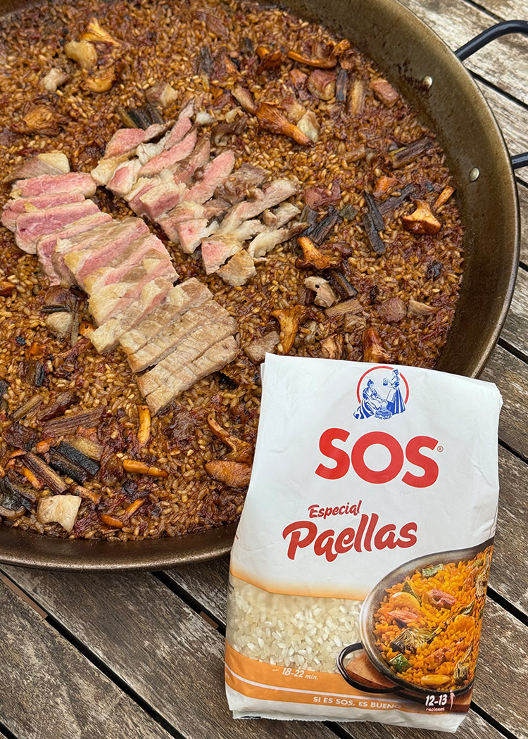 reposo para paella de secreto, setas y ajos tiernos