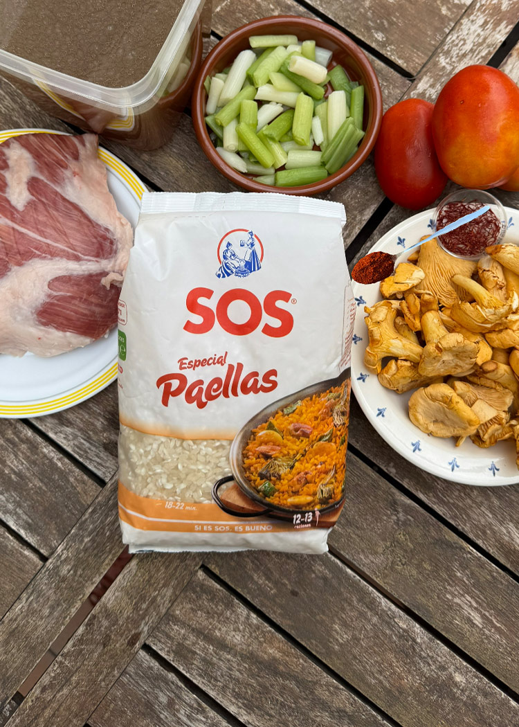ingredientes para paella de secreto, setas y ajos tiernos