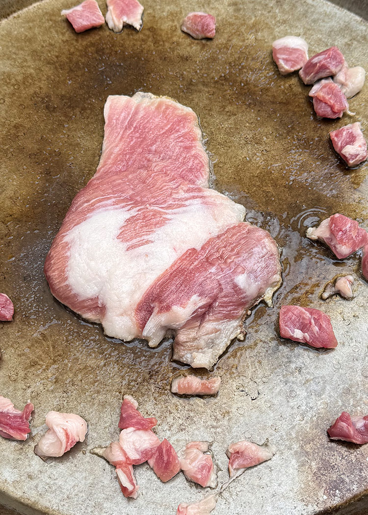 sellar secreto para paella de secreto, setas y ajos tiernos