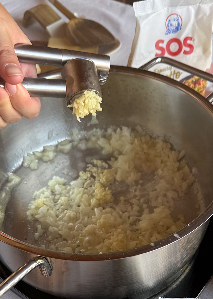 sofrito de ajo y cebolla para risotto de gambas y calamares