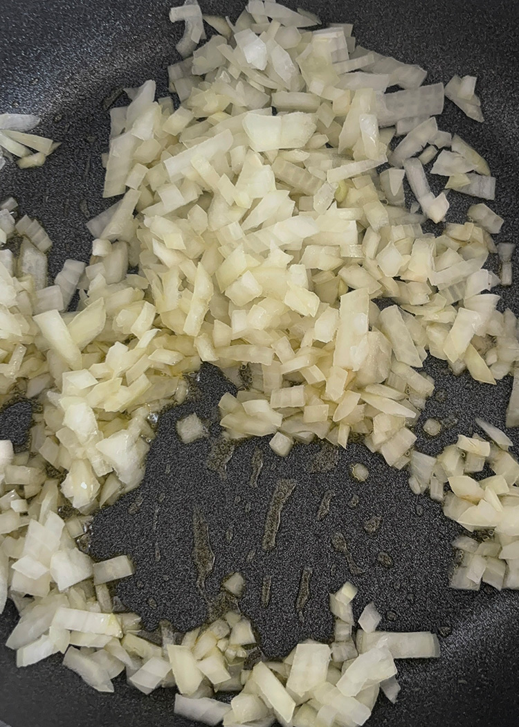 sofreir cebola para arroz con bonito