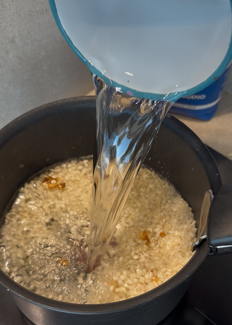 añadir agua para berenjenas rellenas con arroz 