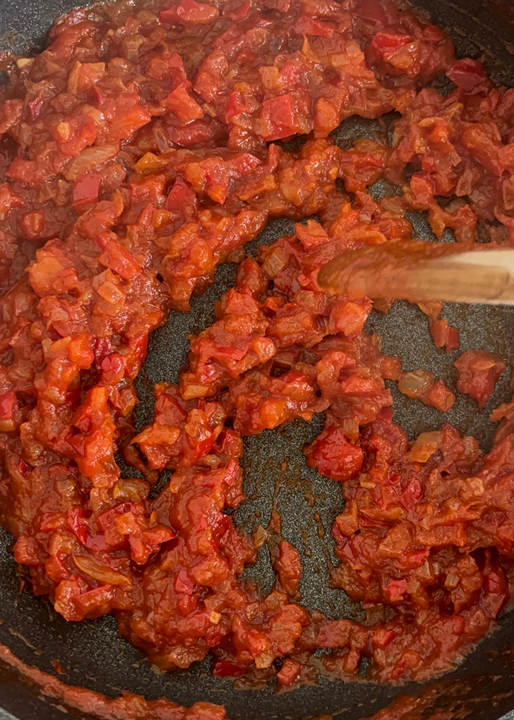 Añadir tomate para arroz con bonito