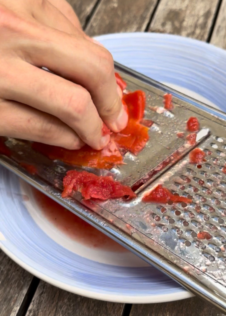 rellar tomate para paella de secreto, setas y ajos tiernos