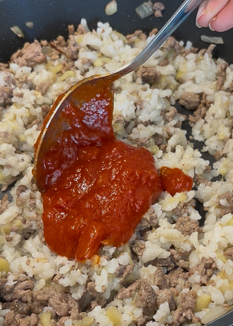 incorporar tomate para berenjenas rellenas con arroz 