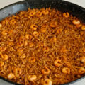 Fideuá con calamares y gambas