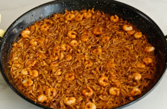 Fideuá con calamares y gambas