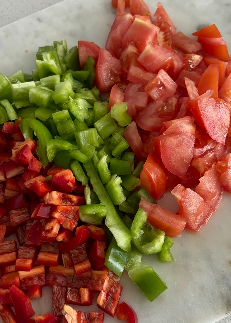Picar las verduras para arroz cremoso con pollo