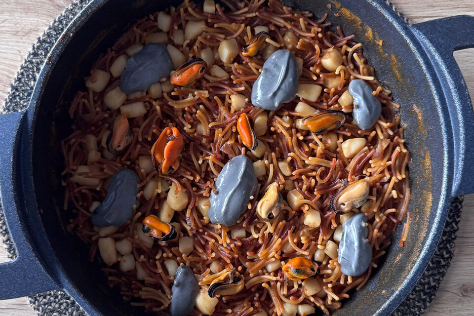 Fideuá con mejillones: sabor a mar y tradición en cada bocado