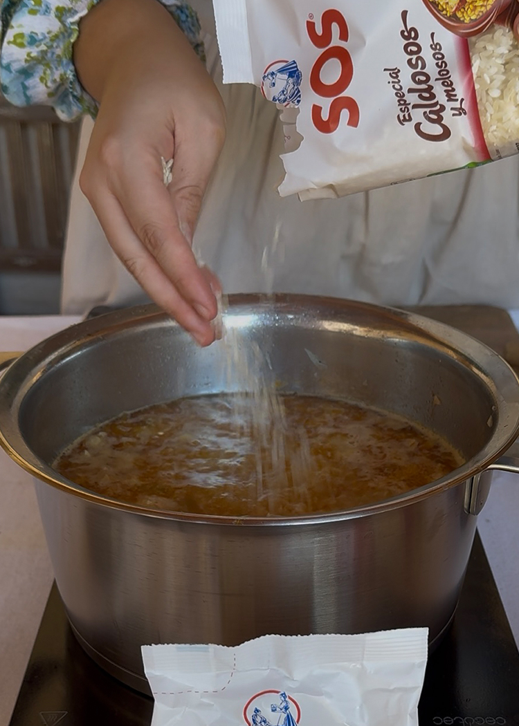 echar arroz para arroz con alcachofas caldoso