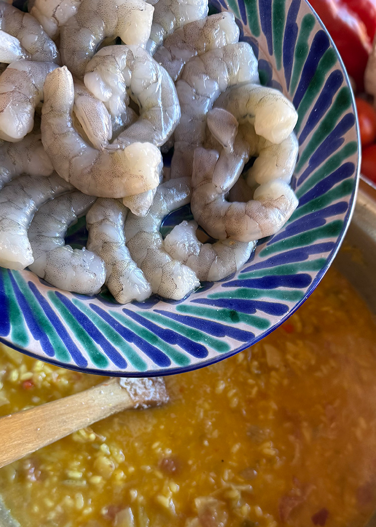 añadir langostinos para arroz con alcachofas caldoso