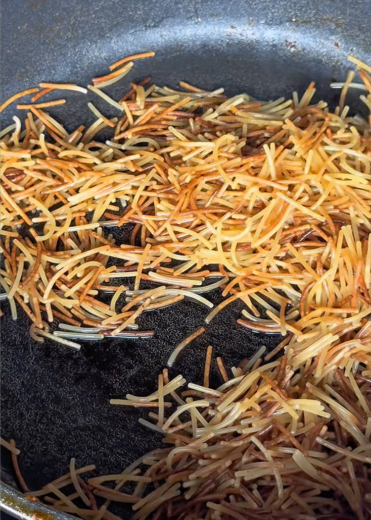 tostar fideos para fideuá con mejillones