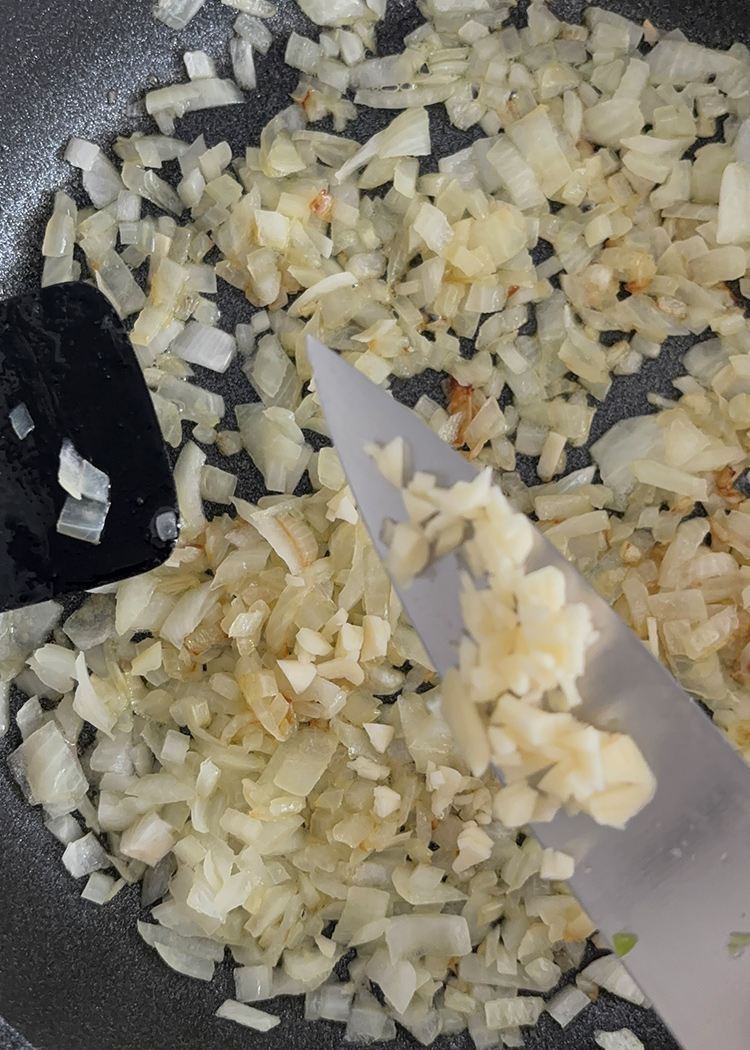 ajo y cebolla para arroz cremoso con pollo