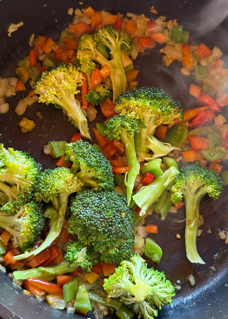 Saltear verduras para wok de arroz con verduras