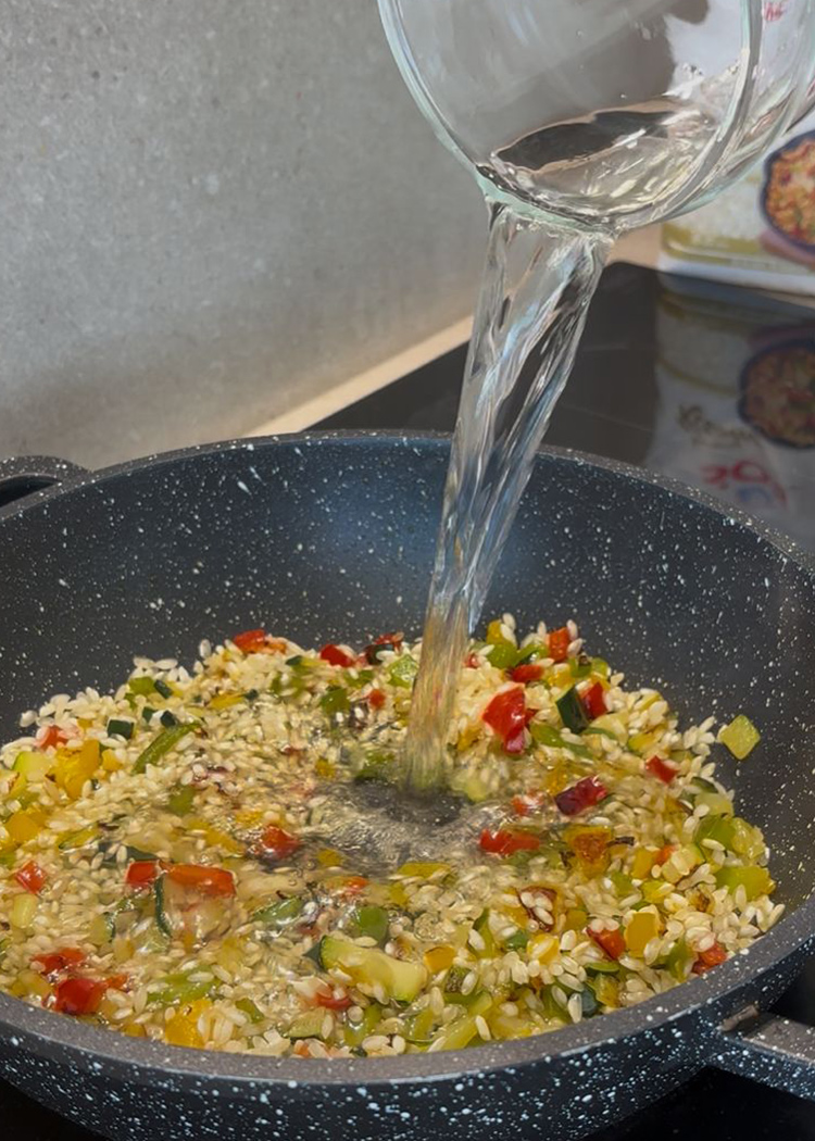 Agregar el vino para risotto de verduras