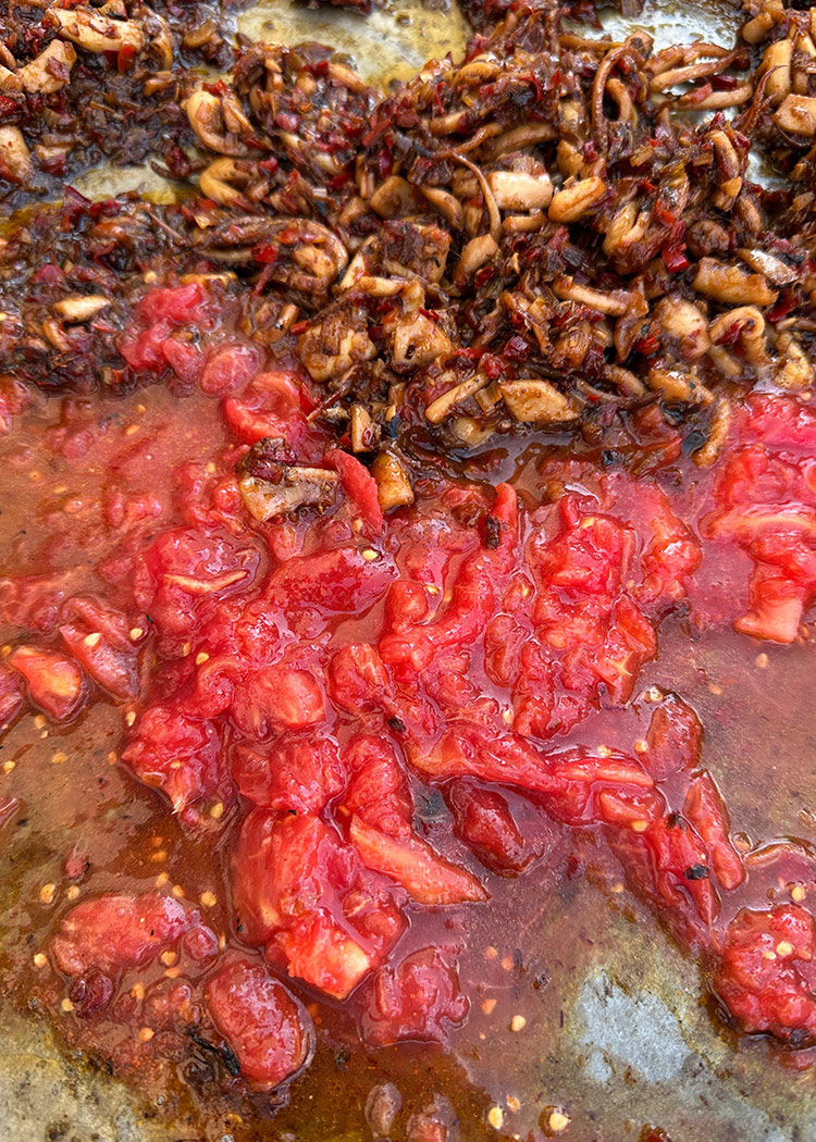 añadir chipirones y tomate para arroz socarrat