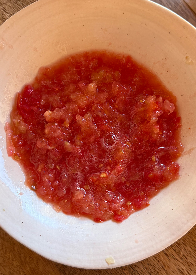 añadir el tomate para arroz con alcachofas caldoso