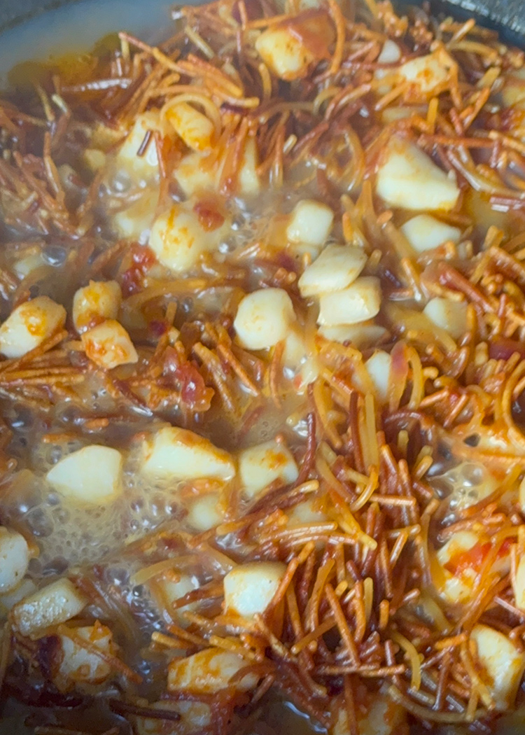 añadir caldo para fideuá con mejillones 