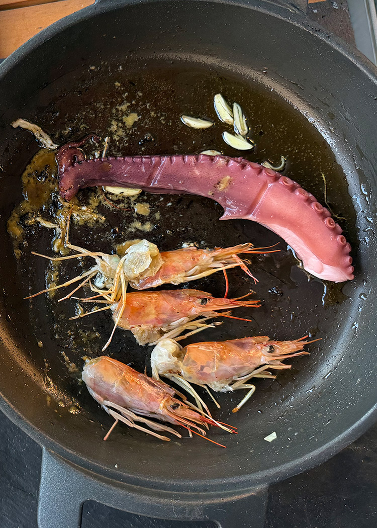 Marcar marisco para arroz con pulpo y gambones