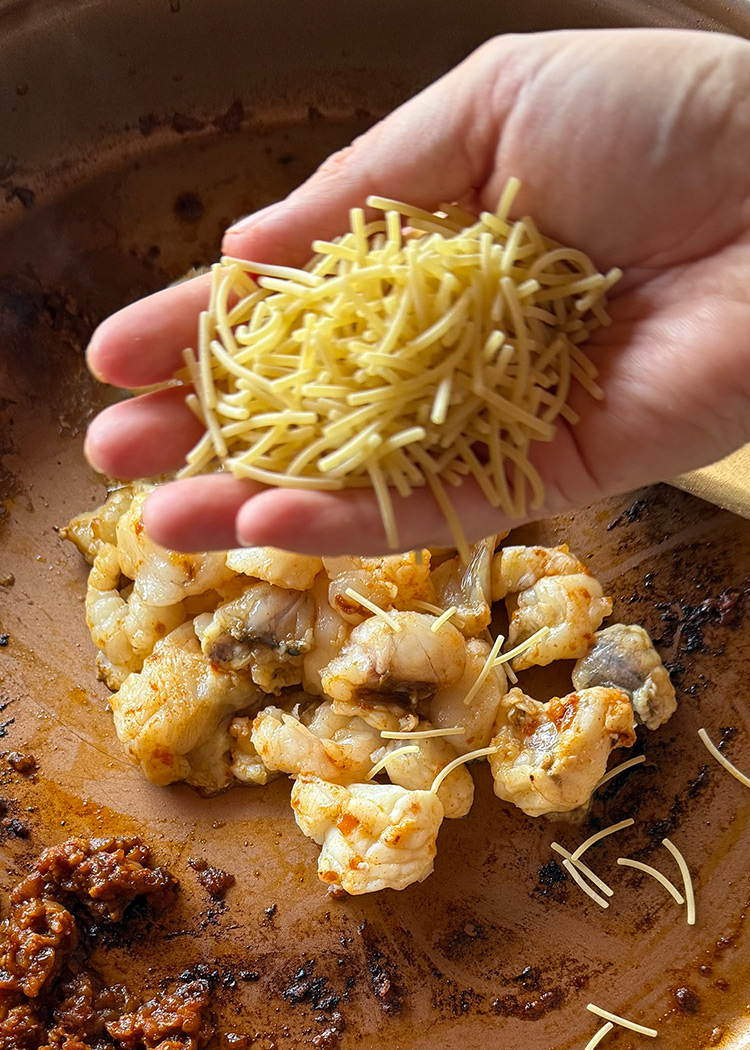 tostar fideos para fideuá de rape