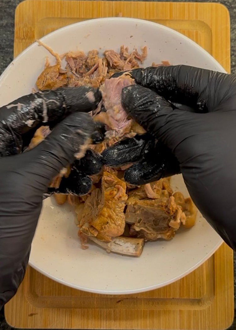 desmenuzar carne para judías pintas con arroz 