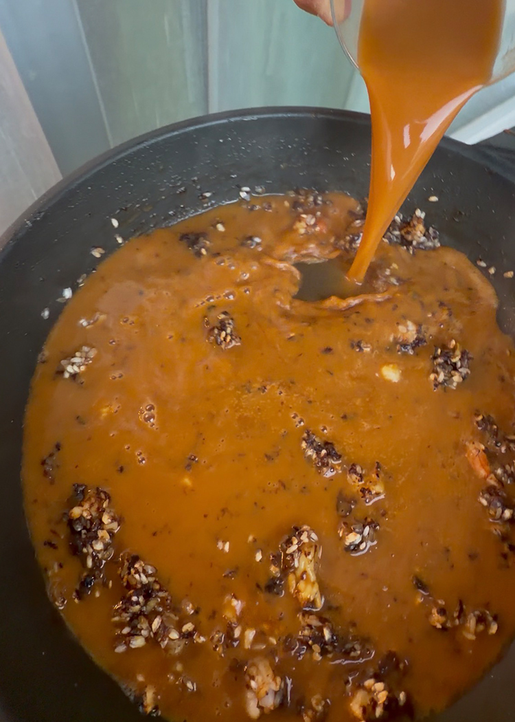 Agregar caldo para arroz con pulpo y gambones