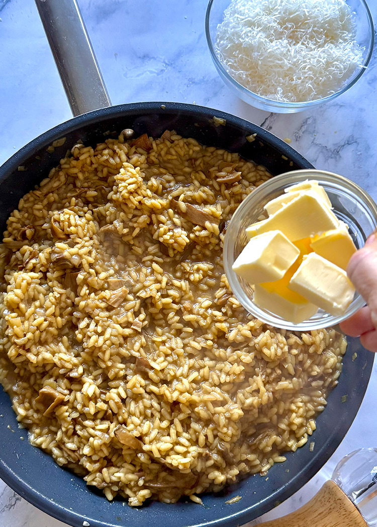 mantecar risotto de boletus