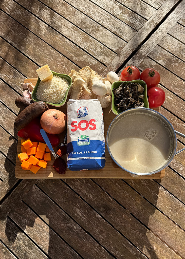 ingredientes para arroz de butifarra negra y setas 