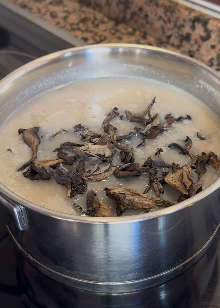 hidratar setas para arroz de butifarra negra y setas 