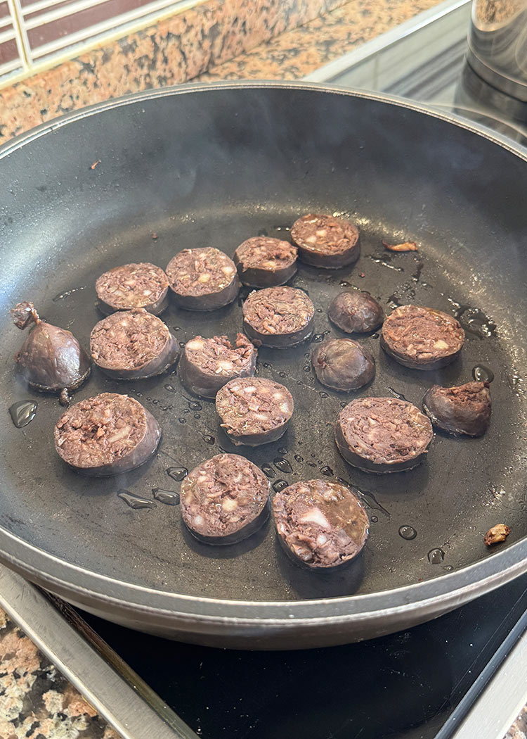dorar butifarra para arroz de butifarra negra y setas 