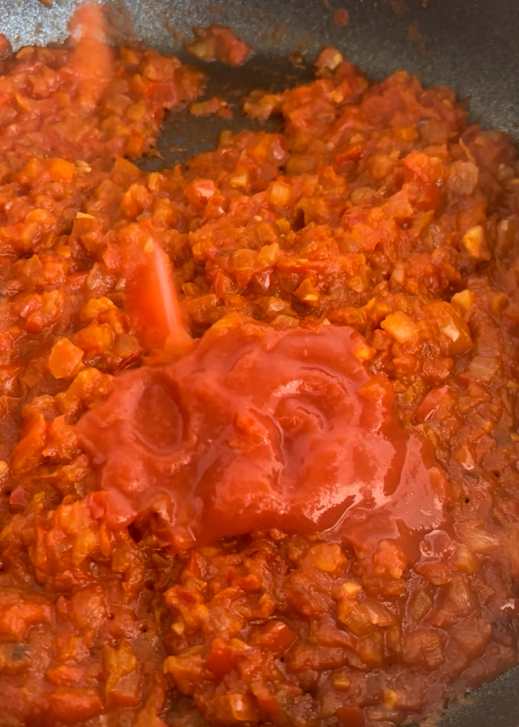 incorpora el tomate para arroz con setas