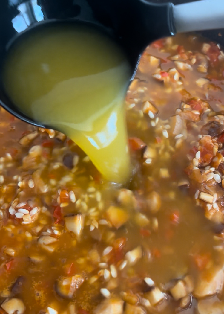 cocina con el caldo para arroz con setas