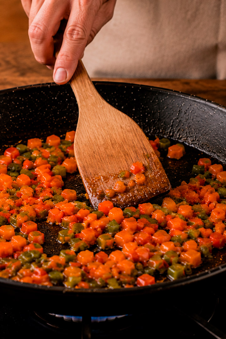 Saltear verduras para fideuá tostada de verduras