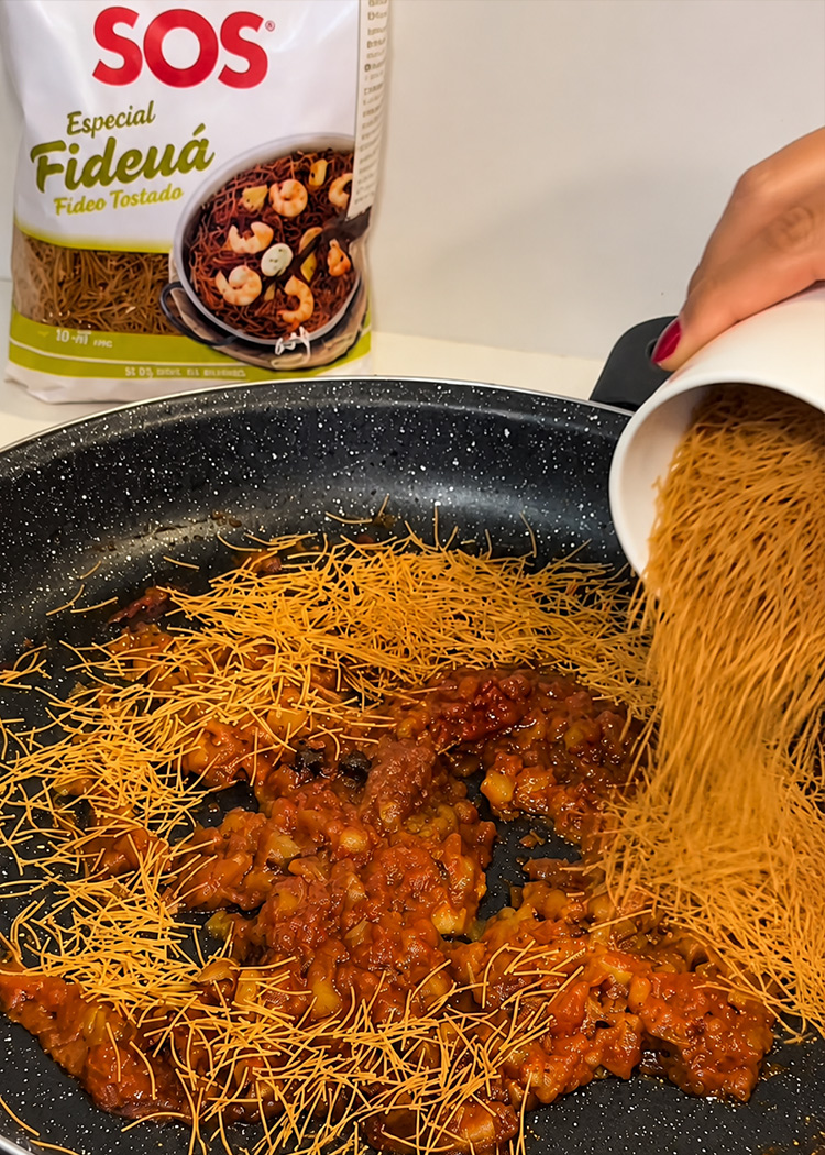 añadir los fideos para fideuá de choco con langostinos